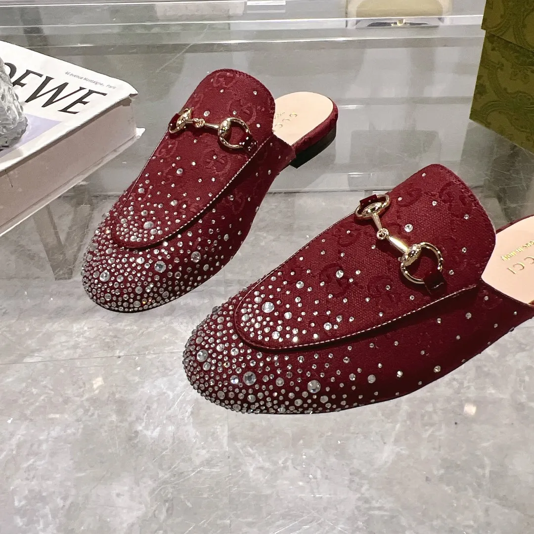 👟👟Ex-factory price 440👟👟 Burgundy G diamond (35-41) (41/42 customized) As an outstanding representative of Gucci’s design heritage, the Jordaan series horsebit loafers vividly highlight the classic elegance. This shoe is made of the brand’s iconic monogram canvas, making it a timeless classic. The material of this shoe is soft, and the silhouette is exquisite and smooth, highlighting daily elegance. Angora red GG canvas Women Light gold tone hardware Horsebit faceted crystal detail Leather sole